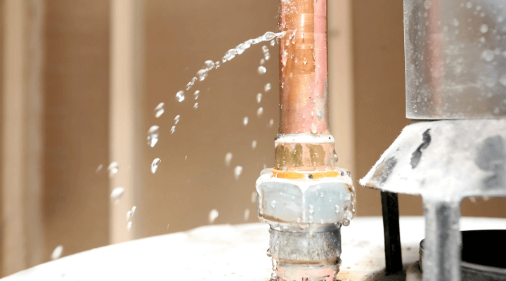 Fuite d’eau sur un tuyau en cuivre nécessitant une intervention de recherche de fuite