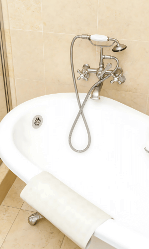 Baignoire propre et fonctionnelle après débouchage de canalisation